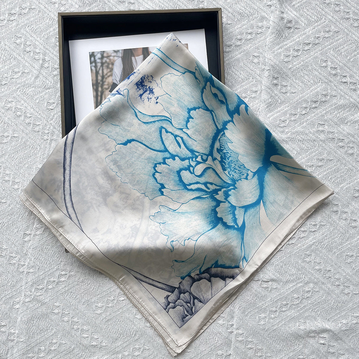 L'ÉCLAT LOTUS™ VINTAGE SATIN SCARF